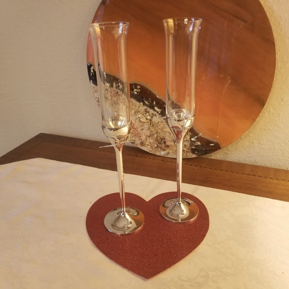 Vera Wang Love Knots Champagne Flutes! Perfect 4 Valentine's day!